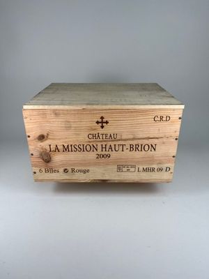gros plan d'une boîte en bois portant une étiquette
