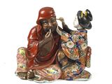 une figurine représentant un homme et une femme assis par terre