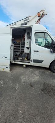 une camionnette blanche garée sur le parking