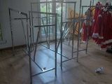 une pièce dans laquelle se trouve un portant à vêtements
