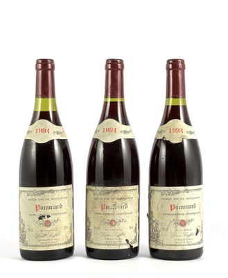trois bouteilles de vin sont alignées sur une surface blanche