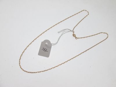 gros plan d'un collier auquel est attachée une étiquette
