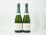 deux bouteilles de vin posées l'une à côté de l'autre sur une surface blanche
