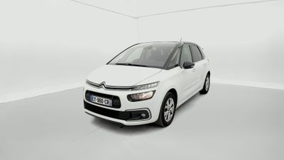 Une Citroën blanche est garée dans une pièce blanche