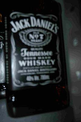deux bouteilles de whisky Jack Daniel's posées sur un comptoir