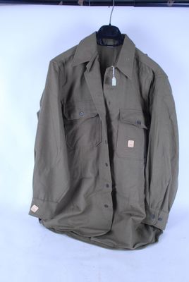 Une chemise neuve datée 1945 (quelques trous de mite)