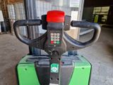un chariot élévateur qui se trouve dans un garage