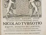 un vieux livre avec l'image d'un blason