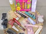 un panier contenant divers produits de beauté et de maquillage