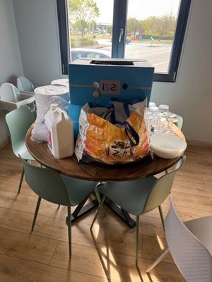une table sur laquelle se trouvent des plats, devant une fenêtre