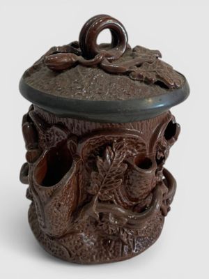 POT A TABAC, en grès à décor feuilles de chêne et glands, monture en é - Photo 1