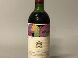 une bouteille de vin posée sur une table