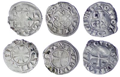 six pièces d'argent de formes et de tailles différentes