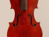 un vieux violon avec un archet accroché à son dos