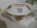 un bol blanc orné d'une bordure dorée et d'un motif floral