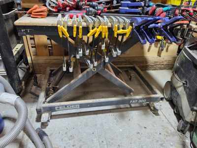 un établi sur lequel sont posés de nombreux outils