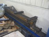 une machine posée sur un tas de bois
