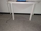 un ordinateur portable posé sur une table, avec un autre ordinateur portable posé dessus