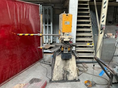 une image d'une machine qui travaille sur un morceau de bois