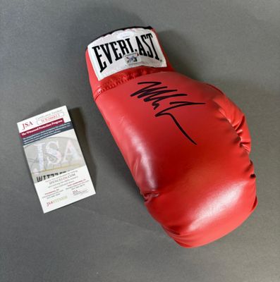 des gants de boxe rouges avec des inscriptions noires, posés sur une table