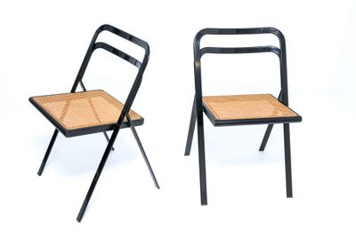 une paire de chaises pliantes en métal noir avec assise et dossier en osier