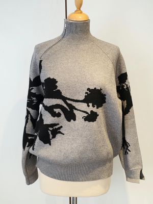 une photo d'un pull posé sur un mannequin, sur un fond blanc