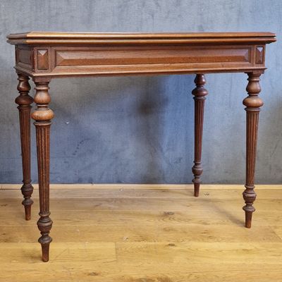 une petite table avec un plateau en bois sur un plancher en bois