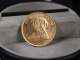une pièce d'or posée dans une boîte sur une table