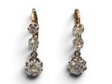 une paire de boucles d'oreilles en diamant sur fond blanc