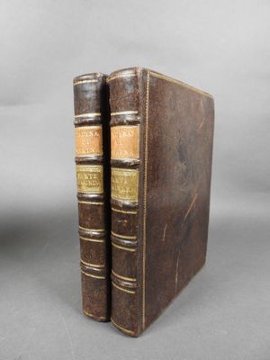 deux vieux livres posés l'un sur l'autre sur une table