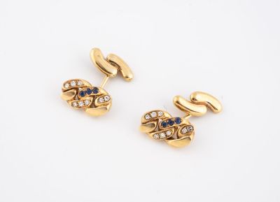 une paire de boutons de manchette en or et saphir