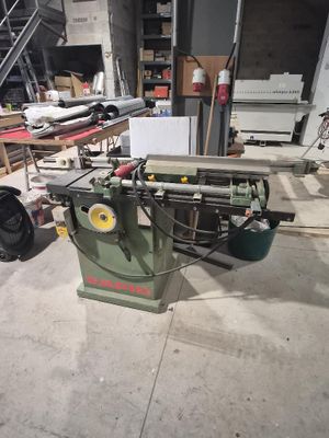 une machine posée sur le sol du garage