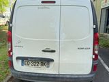 l'arrière d'une camionnette blanche garée sur un parking