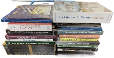 plusieurs livres empilés sur une table
