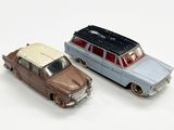 deux voitures jouets assises l'une à côté de l'autre sur une surface blanche