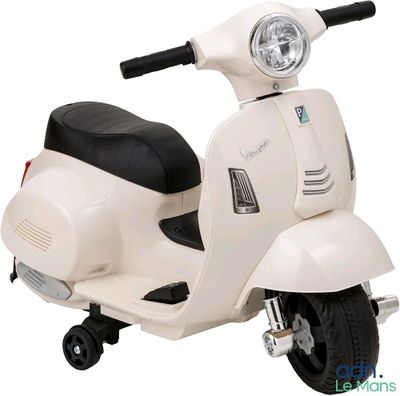 un scooter blanc avec une selle noire et une selle noire