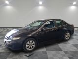 la photo d'une voiture garée dans un garage