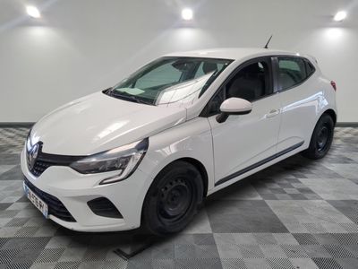 la voiture blanche est garée sur le sol à carreaux d'un garage