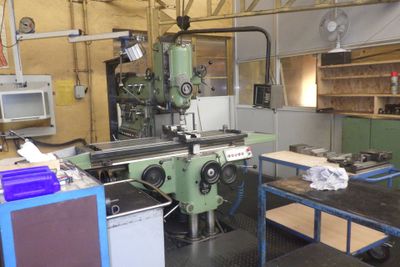 une machine qui se trouve à l'intérieur d'un bâtiment