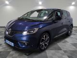 une voiture bleue est garée dans une pièce au sol à carreaux