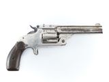 gros plan d'un revolver sur fond blanc