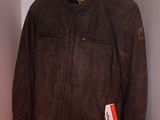 une veste en cuir marron accrochée au mur dans un placard