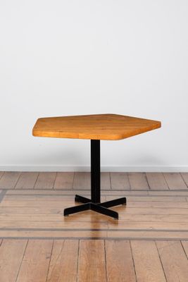 une image représentant une table en bois posée sur un parquet, dans une pièce