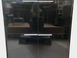 une femme se prenant en photo dans un miroir