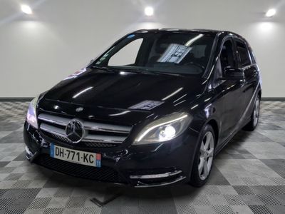 la classe b de la mercedes est garée sur un sol en damier