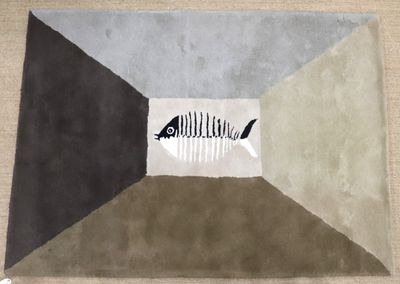 un tapis avec un poisson dessiné dessus, posé par terre
