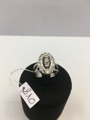 un gros plan d'une bague posée sur un présentoir noir