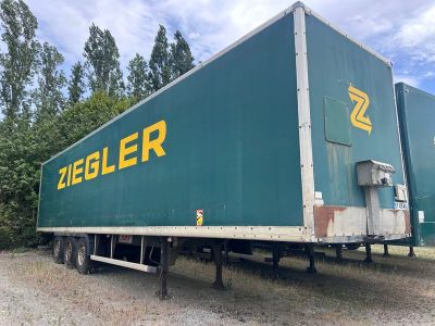 une semi-remorque garée sur le bord de la route