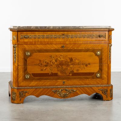 Commode à plateau de marbre, de style Louis XVI, marqueterie…