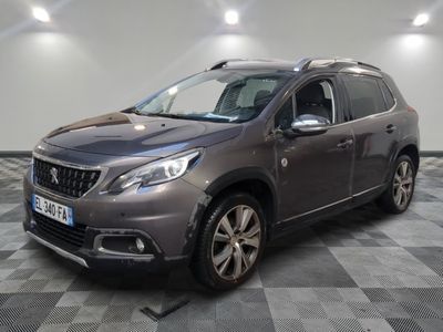 une voiture grise garée dans une pièce au sol en damier